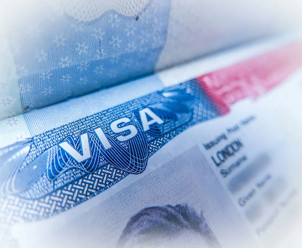 Em quanto tempo consigo tirar meu visto americano?